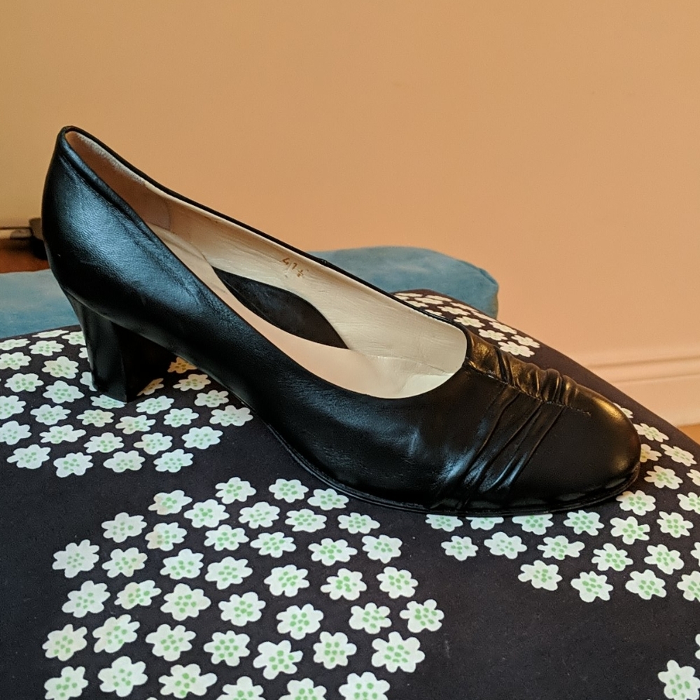 Taryn Rose leather pumps